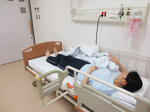 掛布団を下に入れ固定し、片側によせる