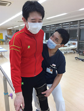 長下肢装具を使用しての歩行訓練